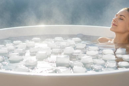 ประโยชน์ของการแช่น้ำเย็น (Cold Plunge): คู่มือฉบับสมบูรณ์สำหรับการแช่ในน้ำเย็น